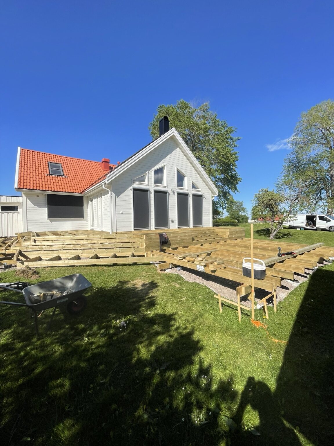 Pågående bygge av altan med integrerad pool