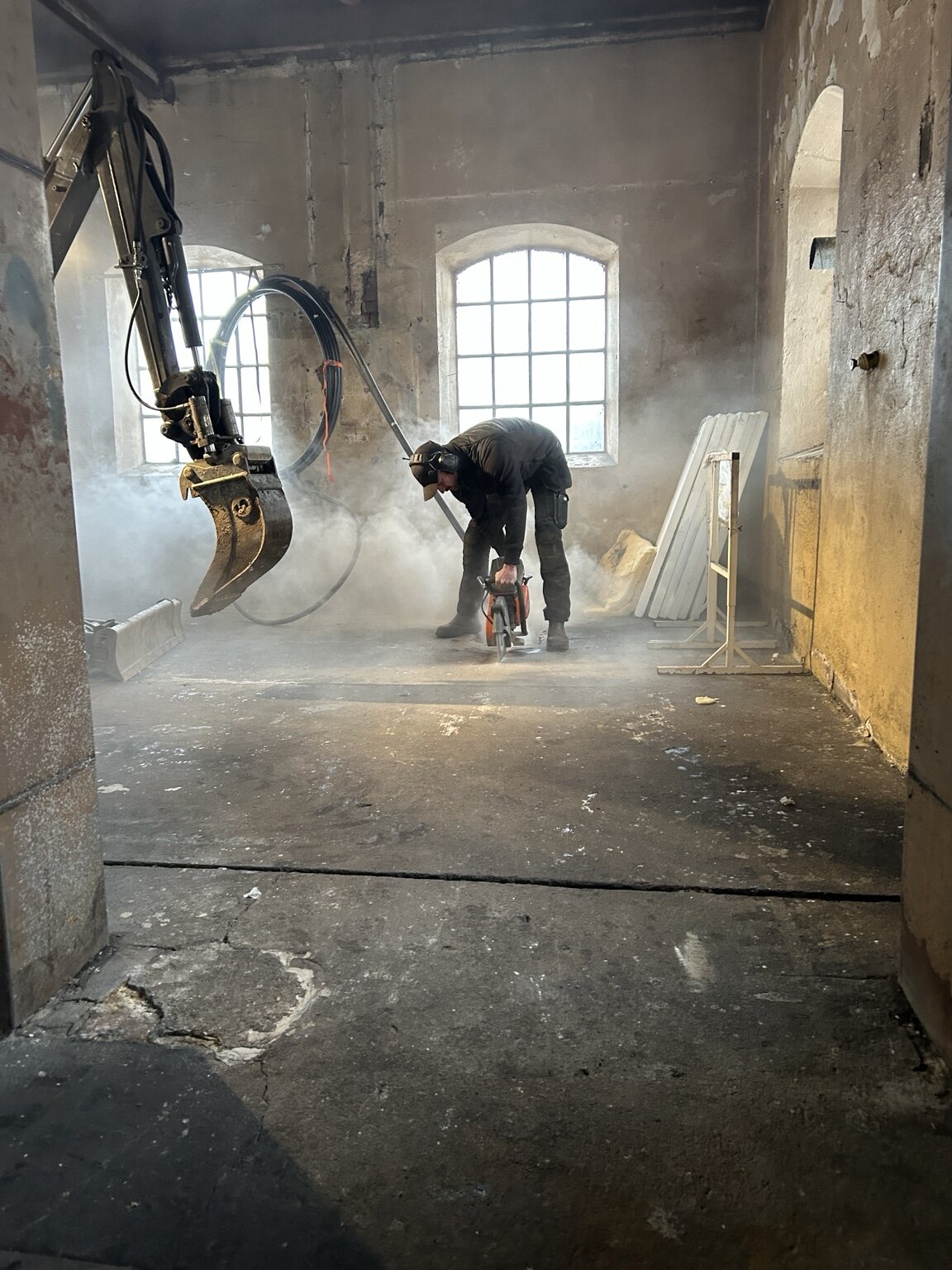 Pågående ombyggnation av en äldre smedja till boende
